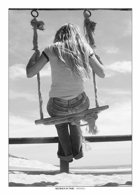 le sable, un ciel bleu et la mer 